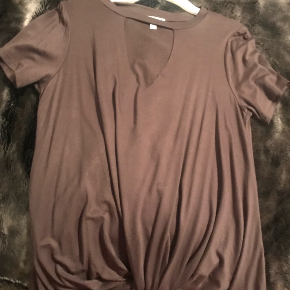 Chocker shirt with knot at bottom